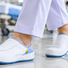 ใส่รองเท้าพยาบาลใหม่วันแรกอย่างไรไม่ให้เจ็บเท้า? เทคนิคปรับรองเท้าให้ใส่สบาย