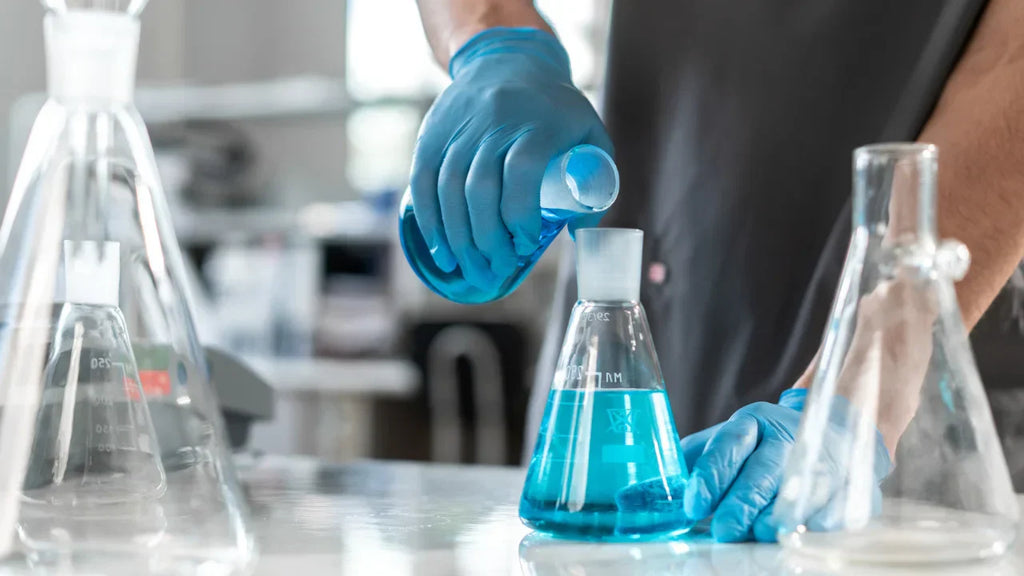 วิธีเลือก ถุงมือกันสารเคมี ให้เหมาะกับงานและความเสี่ยงจริงในโรงงาน